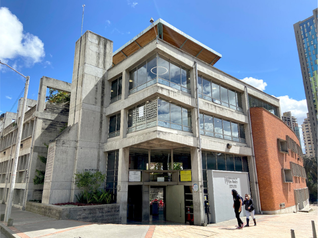 Foto del edificio Aulas de la Unioversidad de los Andes 